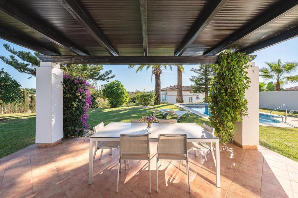 Con Piscina Privada Y Jardin